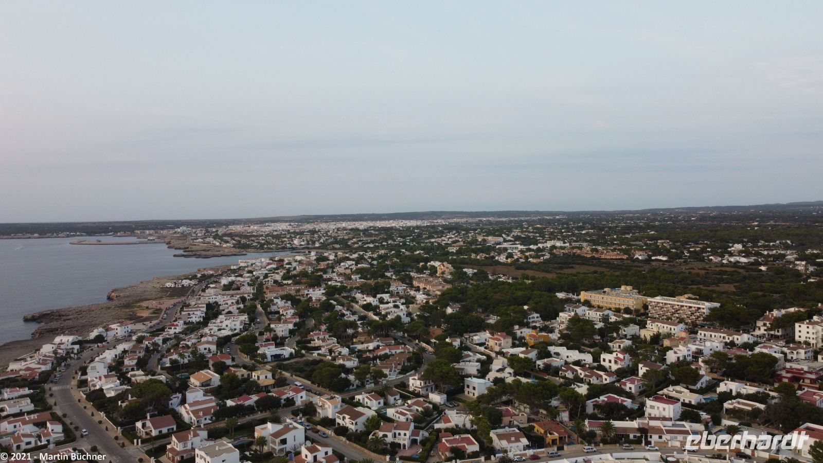 Wanderreise Menorca - Sonnenuntergang in Cala Blanca - Luftbild