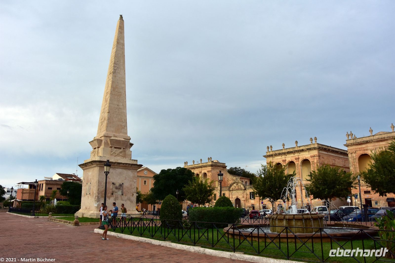 Wanderreise Menorca - Spaziergang in die alte menorquinische Hauptstadt Ciutadella - Obelisc