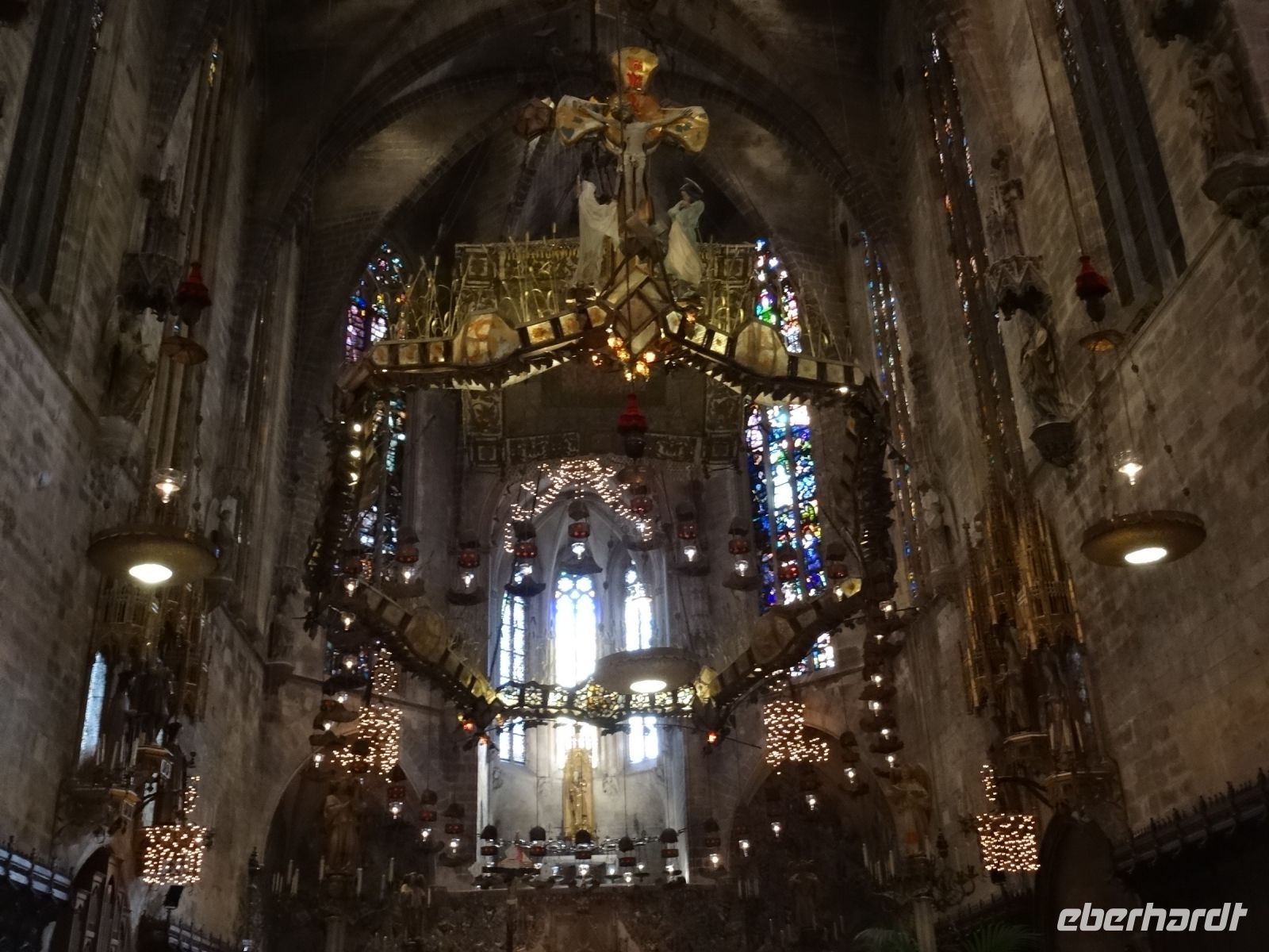 Palma - Kathedrale, Baldachin von Gaudi beleuchtet
