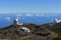 Links - das Nordic Optical Telescope - beobachtet im sichtbaren Licht und Infrarot - Spiegel (2,56 m Durchmesser stammt aus Deutschland)