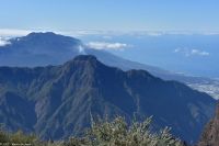 Das kleine Wölkchen in der Bildmitte sind aktive Ausgang des 2021 neu entstandenen noch namenlosen Vulkans...