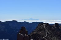 In der Bildmitte liegt der Pico del Teide auf Teneriffa