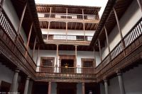 Typisch kanarischer Innenhof mit Balkonen aus der heimischen kanarischen Pinie