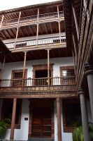 Typisch kanarischer Innenhof mit Balkonen aus der heimischen kanarischen Pinie