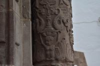 Relief am Eingangsportal der Kirche 