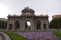 Puerta de Alcalá - durch die Puerta kann man das Metropolis (hist. Versicherungsgebäude) sehen