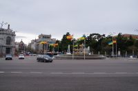 Spanische und ukrainische Flaggen wechseln sich um die Fuente de Cibeles, den Kybele-Brunnen, ab
