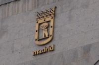 Madrids Wappen in der Version der CajaMadrid, die kleine Bärin am Madroño, die sieben Sterne stehen für das Sternbild Ursa Minor