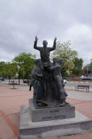 Der erfolgreiche Stierkämpfer wird von Aficionados aus dem Rund getragen - hier der Matador Antonio Bienvenida