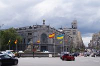 Ehemalige Spanische Nationalbank am Cibeles-Platz (Kybele-Platz), die Flaggen Spaniens und der Ukraine wechseln sich gegenseitig ab.
