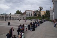 Die Schlange vorm Königspalast am Nachmittag (zum Glück waren wir am Vormittag hier)