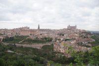 Auf Augenhöhe mit der Stadt, unten fließt der Tajo vorbei. 