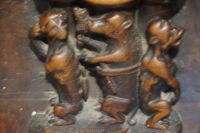 Affen und ein Wildschwein mit menschlichen Eigenschaften