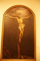 Der Künstler hat das INRI in hebräischer, griechischer und lateinischer Schrift ausgeführt