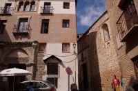 Toledo, Straßenszene. Schlecht zu erkennen rechts die Kirche im Mudéjarstil
