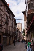 Das Fachwerkhaus wirkt fast mitteleuropäisch, wenn da nicht der Kirchturm im Mudéjarstil wäre