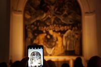 Das Begräbnis des Grafen von Orgaz. Unten links: Grecos Sohn. Als Jungfrau Maria im Himmel: Grecos Ehefrau