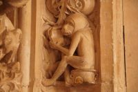 Im Kloster San Juan de los Reyes sitzt ein lesender Affe auf einem Nachttopf. Anspielung auf sexuelle Ausschweifung der Mönche.