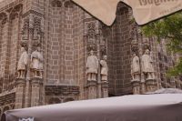 Vereschiedene Bedienstete der Reyes Católicos in Stein gemeißelt - San Juan de los Reyes