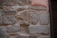 Spolien in einer Mauer, und irgendjemand hat hier wohl sein Schwert gewetzt