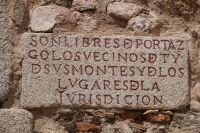 Im Stadttor ist eine Inschrift eingelassen, die den Bewohnern der Umgebung Zollfreiheit garantiert.