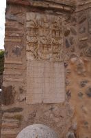 Gotische Inschrift am Torturm der Puente de Alcántara