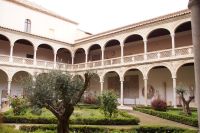Innenhof/Kreuzgang des Santa Cruz-Konvents, heute archäologisches Museum und Museum der Schönen Künste