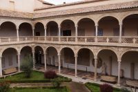 Innenhof und Kreuzgang des Santa Cruz-Klosters, heute archäologisches Museum und der Schönen Künste
