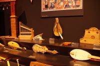 Auf dem Zupfinstrument in der Mitte hat man Burg und Löwe (Castilla y León) abwechselnd dargestellt.