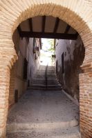 Toledo - in maurischer Zeit waren auch einzelne Stadtviertel durch Mauern voneinander getrennt, um Ethnien und Stämme oder Familien zu trennen. Solche innerstädtischen Durchgänge haben sich daher in Toledo erhalten.