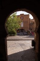 Durchgangstor, im Hintergrund die Kunsthandwerkerschule