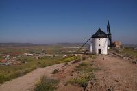Consuegra: Blick an den Mühlen vorbei in die Ebene