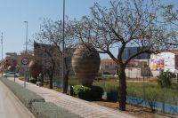 Alte Weinamphoren (tinajas) als Straßendekoration in Valdepeñas 