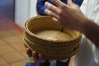 In diese Körbe hat man früher die Käsemasse gepresst. Heute durch die Musterung imitierende Plastikdosen ersetzt. Ist hygienischer. 