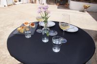 Erste tapas zum Dédalo-Schaumwein auf dem Hof des Weinguts von Dianas Mann, Valdepeñas