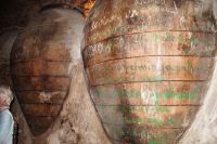 Alte, mit Gedichten beschriebene tinajas in der Bodega in Valedepeñas