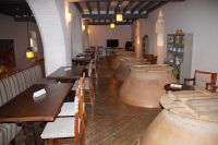 In den Boden eingelassene tinajas - passend für die Bar des Parador von Almagro 