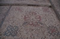 In der Steinpflasterung die Wappen der spanischen Ritterorden: rechts oben: Calatrava, rechts unten: Montesa, links unten Alcántara und oben links, dolchartig, das Ordenskreuz des Santiagoordens-