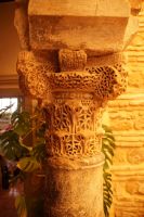 Am obersten Rand des Kapitells lässt sich eine Inschrift erkennen. Es stammt aus dem Kalifat von Córdoba (927-1008)