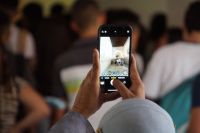 hennabemalte Hand (links) einer nordafrikanischen Mitbesucherin der Reales Alcázares