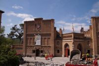 Kunsthandwerkerschule Toledo, in den 1880ern im historisierenden Neomudéjarstil errichtet. Wappen der Katholischen Könige (1479 - 1506/16)