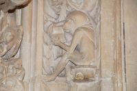 Im Kloster San Juan de los Reyes sitzt ein lesender Affe auf einem Nachttopf. Anspielung auf sexuelle Ausschweifung der Mönche.