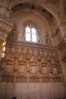 Imperiales Bildprogramm Katholischen Könige im Altarraum von San Juan de los Reyes, entstanden vor der Eroberung Granadas 1492 - im Wappen fehlt noch der Granatapfel