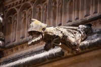 Betender Mönch als Wasserspeier