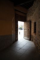 Blick aus der maurischeen Privatstraße auf eine der Huptverbindungsstraßen des mittelalterlichen Tulaytula (Toledo auf arabisch)