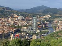Blick auf Bilbao mit Guggenheim Museum.JPG
