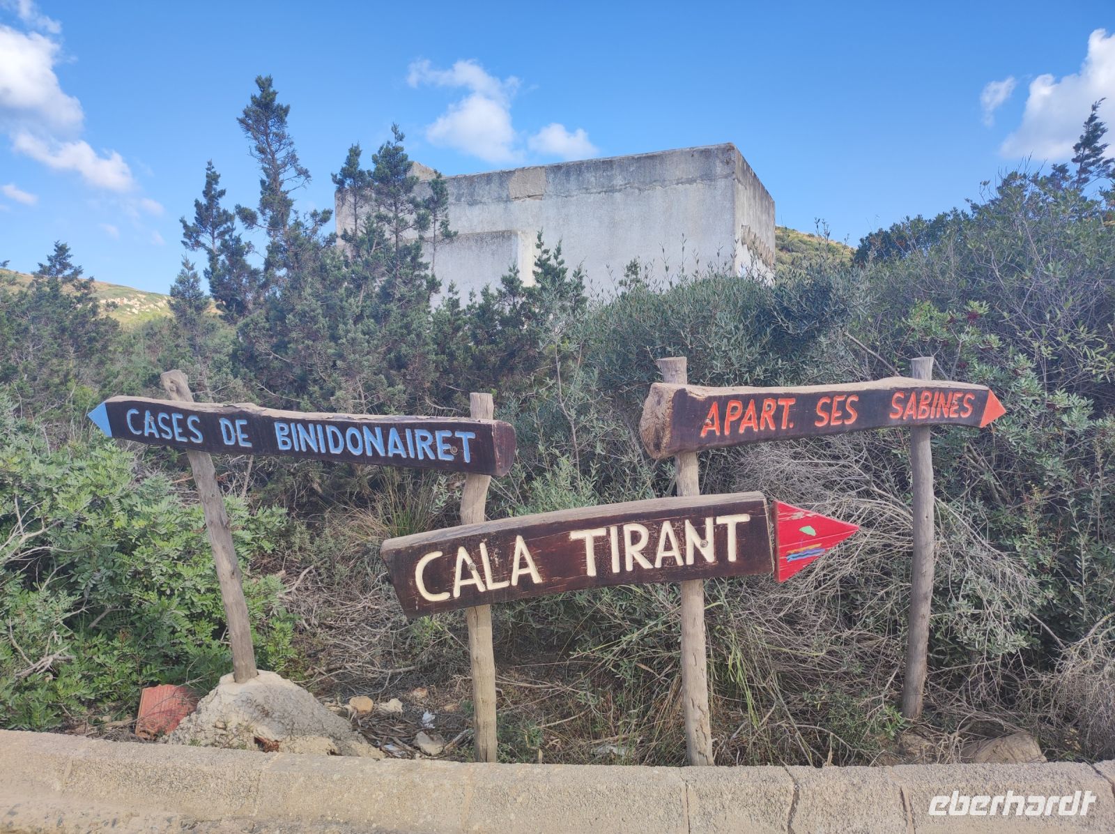 Wegweißer auf dem Wanderweg