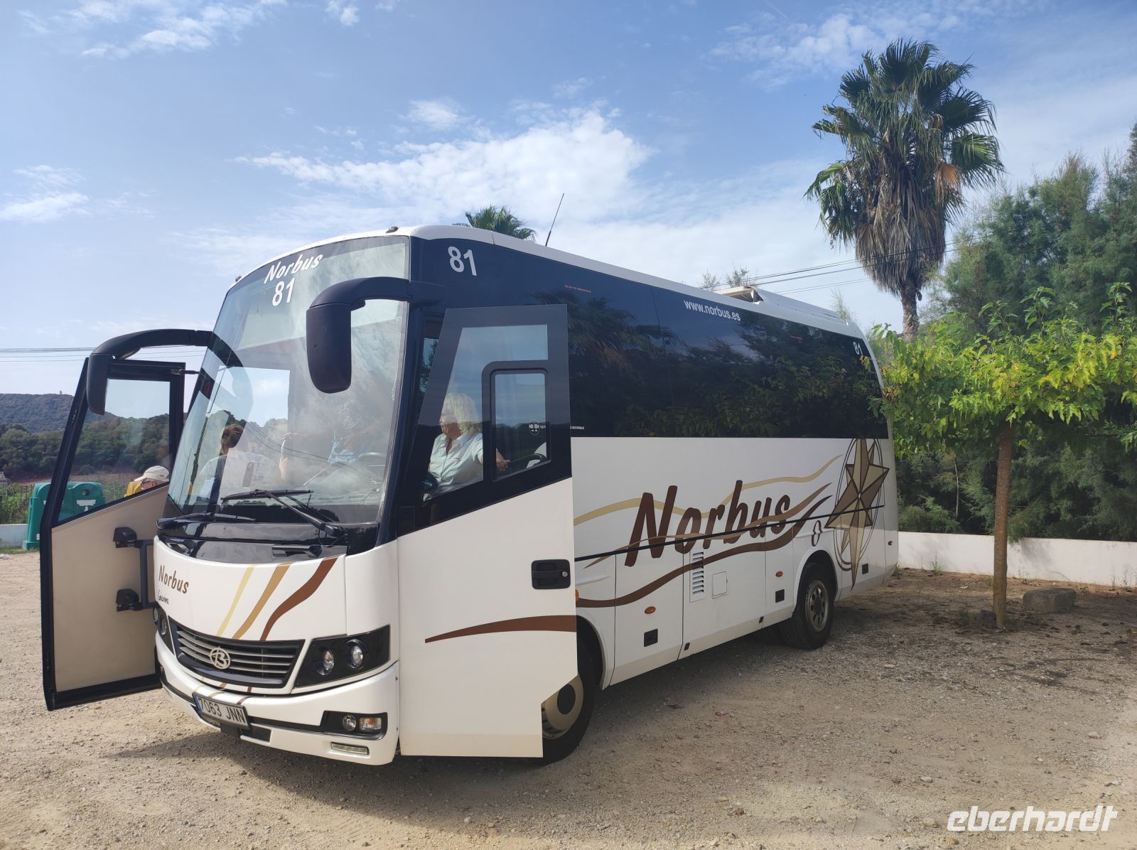 Einer unser Reisebusse vor Ort