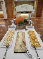 Auswahl an lokalem Käse am Abendbuffet