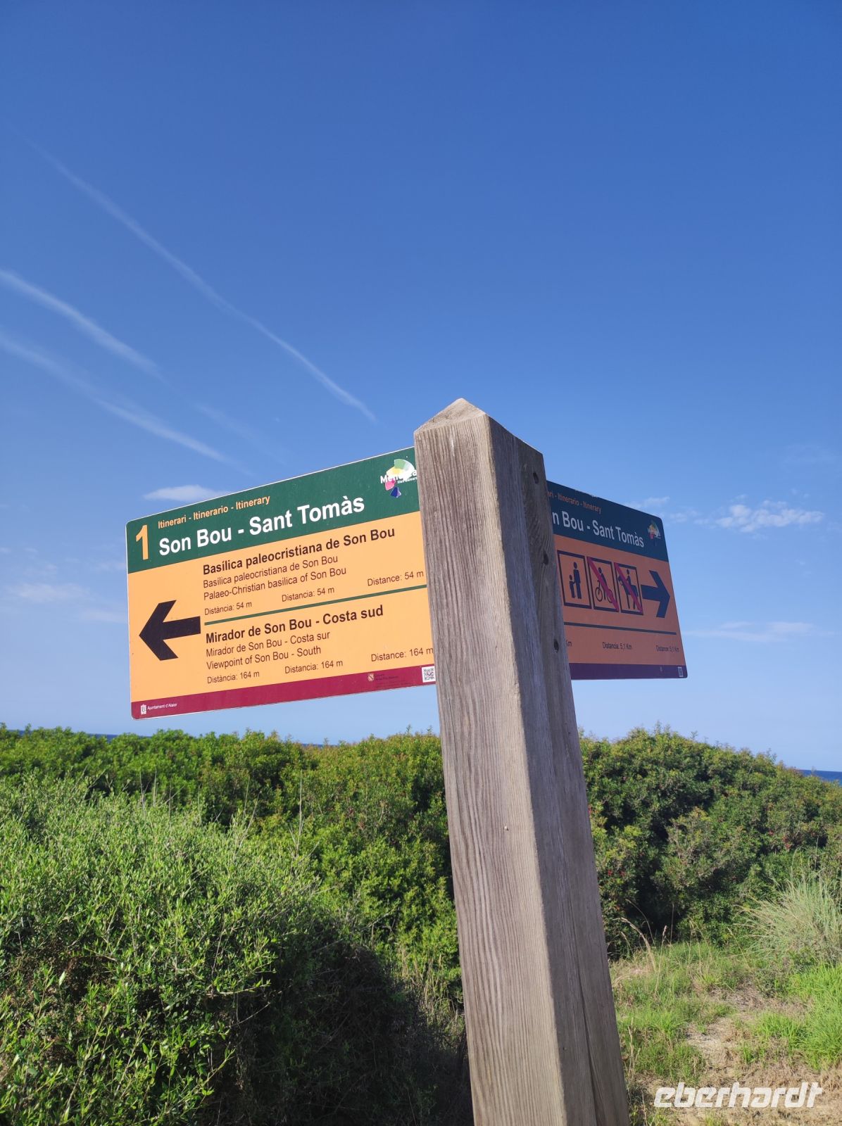 Wegweißer am Wanderweg nach Sant Tomas